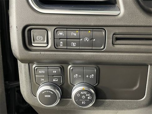 Used 2023 GMC Yukon SLT w/ SLT Luxury Package image 13