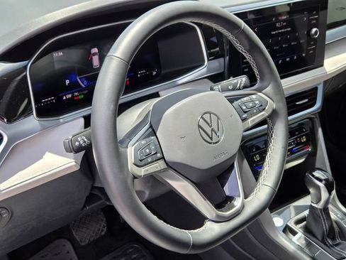 Certified 2025 Volkswagen Taos SE FWD image 19