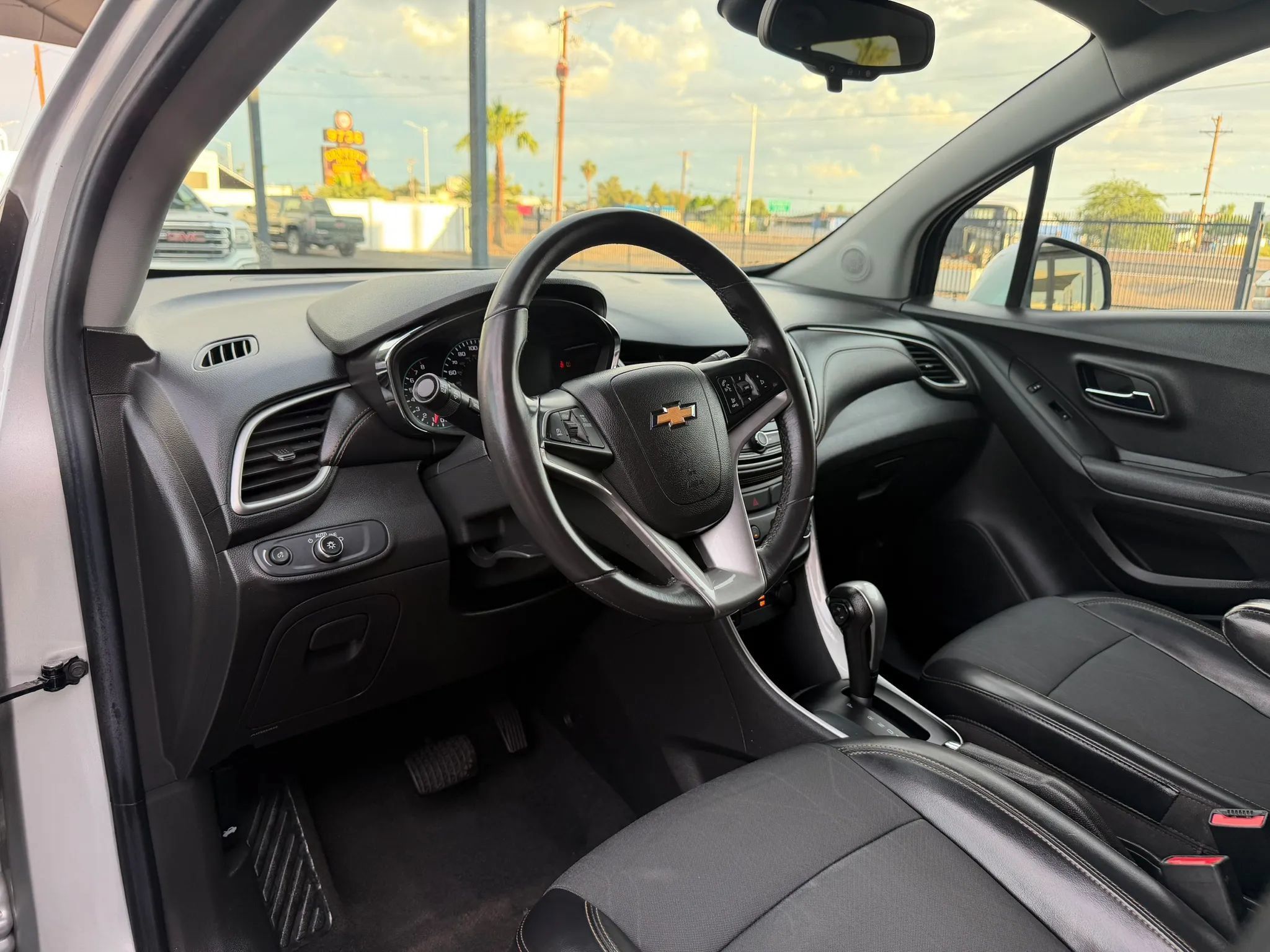 Used 2019 Chevrolet Trax LT w/ LT Convenience Package FWD image 19