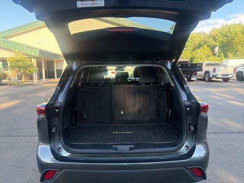 Used 2021 Toyota Highlander XLE AWD/4WD image 30