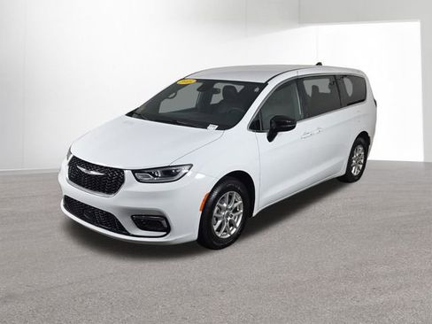 Used 2025 Chrysler Pacifica Select image 44