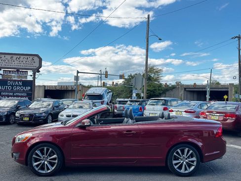 Used 2011 Volvo C70 T5 w/ Climate Pkg FWD image 3