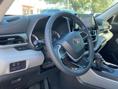 Used 2024 Toyota Highlander XLE FWD image 9