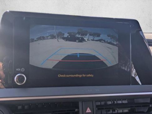 Used 2025 Toyota Prius Plug-In Hybrid image 12