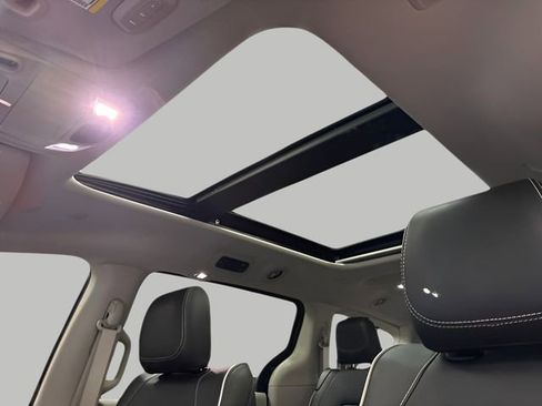 Used 2023 Chrysler Pacifica Limited image 20