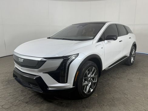Used 2025 Cadillac Optiq Luxury 2 AWD/4WD image 3