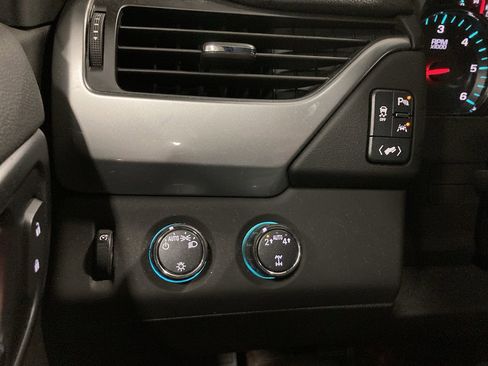 Used 2018 Chevrolet Suburban LT image 13