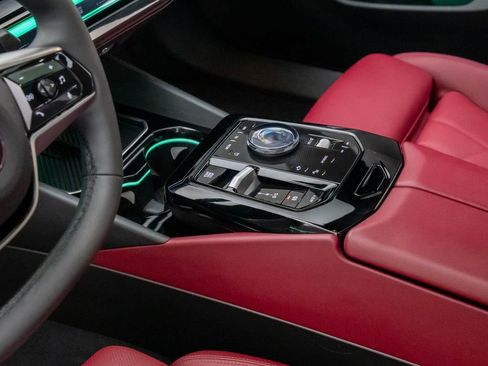 Used 2025 BMW 540i xDrive w/ Premium Package image 12