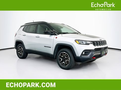 Used 2025 Jeep Compass Trailhawk AWD/4WD image 1