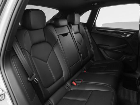 Certified 2026 Porsche Macan AWD/4WD image 23