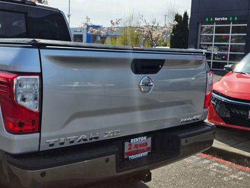 Used 2017 Nissan Titan PRO-4X w/ Pro-4x Convenience Package AWD/4WD image 10