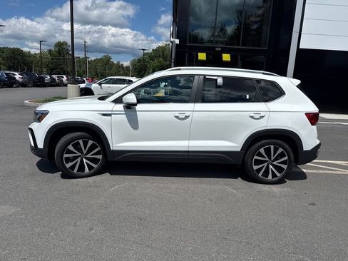 Used 2022 Volkswagen Taos SE FWD image 2