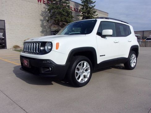 Used 2018 Jeep Renegade Latitude w/ Cold Weather Group AWD/4WD image 2