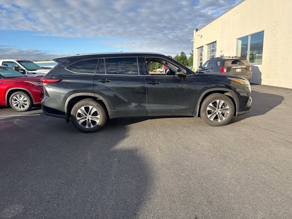 Used 2020 Toyota Highlander XLE AWD/4WD image 6