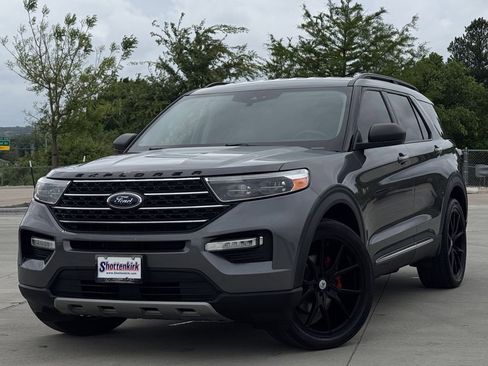 Used 2022 Ford Explorer XLT w/ Equipment Group 202A image 2