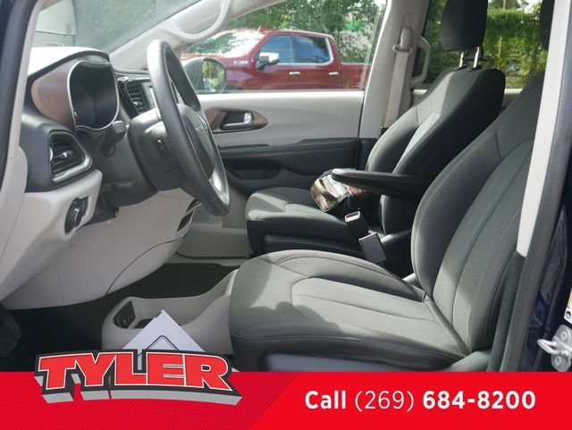 Used 2017 Chrysler Pacifica LX FWD image 32