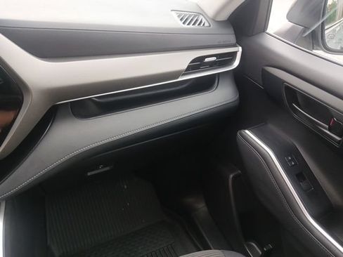 Used 2023 Toyota Highlander LE FWD image 31
