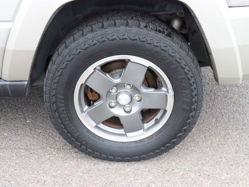 Used 2007 Jeep Commander Sport image 9