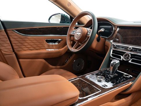 Used 2025 Bentley Flying Spur Plug-In Hybrid AWD/4WD image 29
