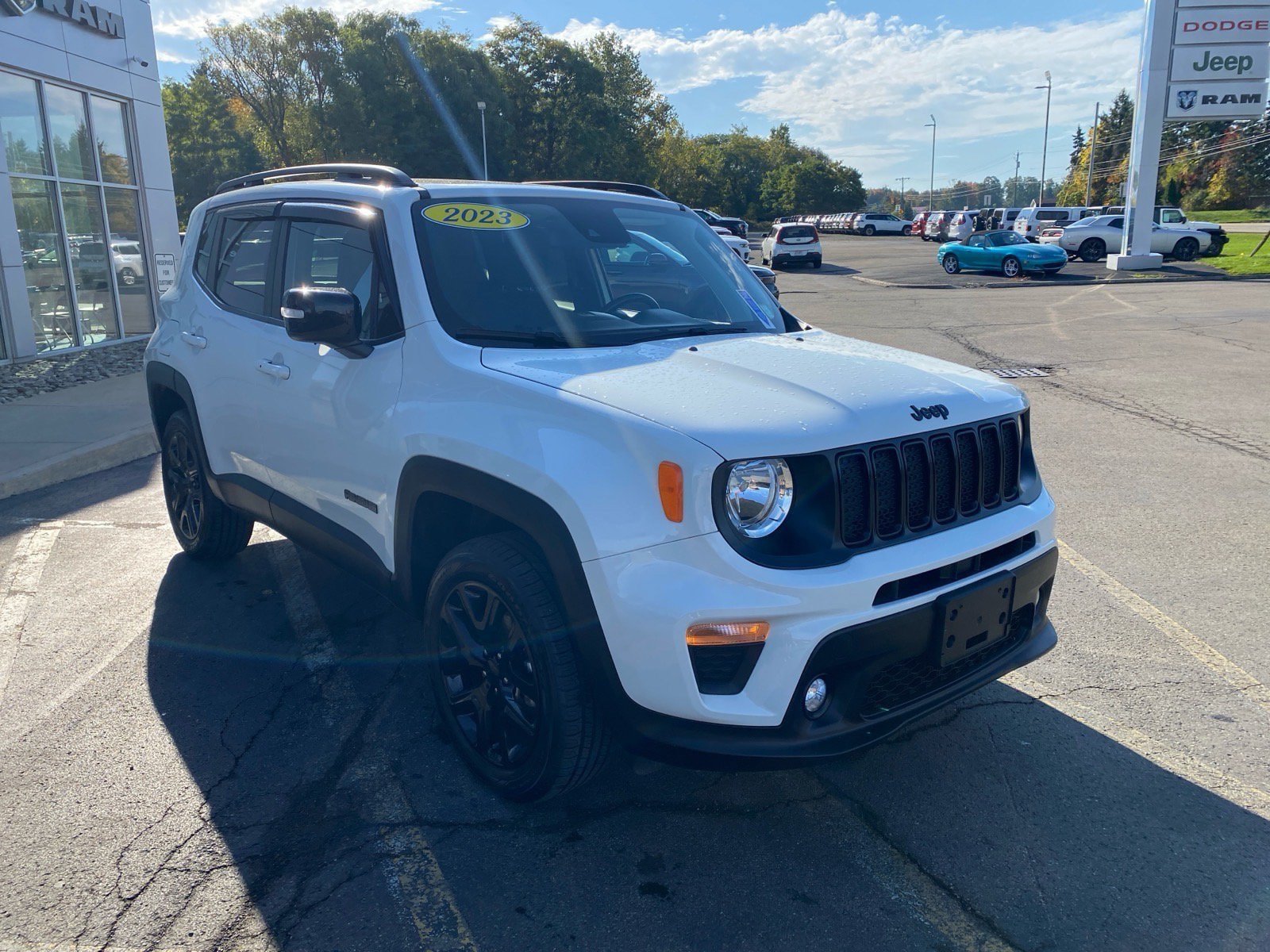 Used 2023 Jeep Renegade Altitude w/ Sun/Sound Group AWD/4WD image 7