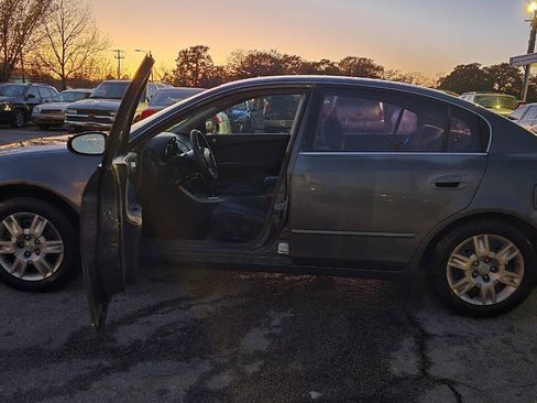 Used 2005 Nissan Altima 2.5 S w/ (S02) Side Airbags Pkg image 3