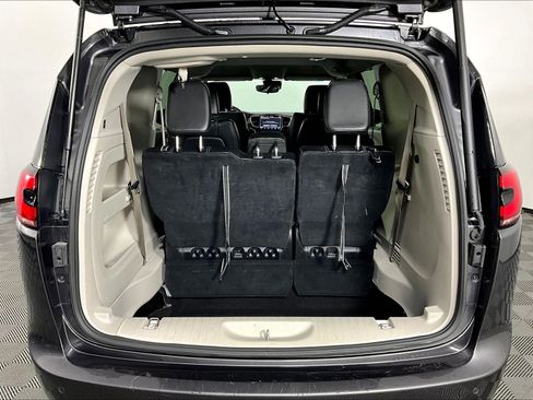 Used 2023 Chrysler Pacifica Touring-L FWD image 38