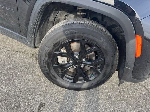 Used 2024 Jeep Grand Cherokee L Laredo image 39