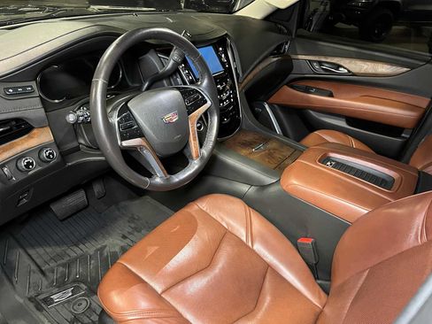 Used 2019 Cadillac Escalade Premium Luxury image 21