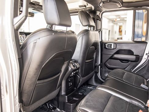 Used 2018 Jeep Wrangler Unlimited Sahara AWD/4WD image 30