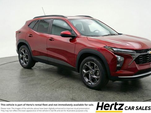 Used 2025 Chevrolet Trax LT FWD image 1