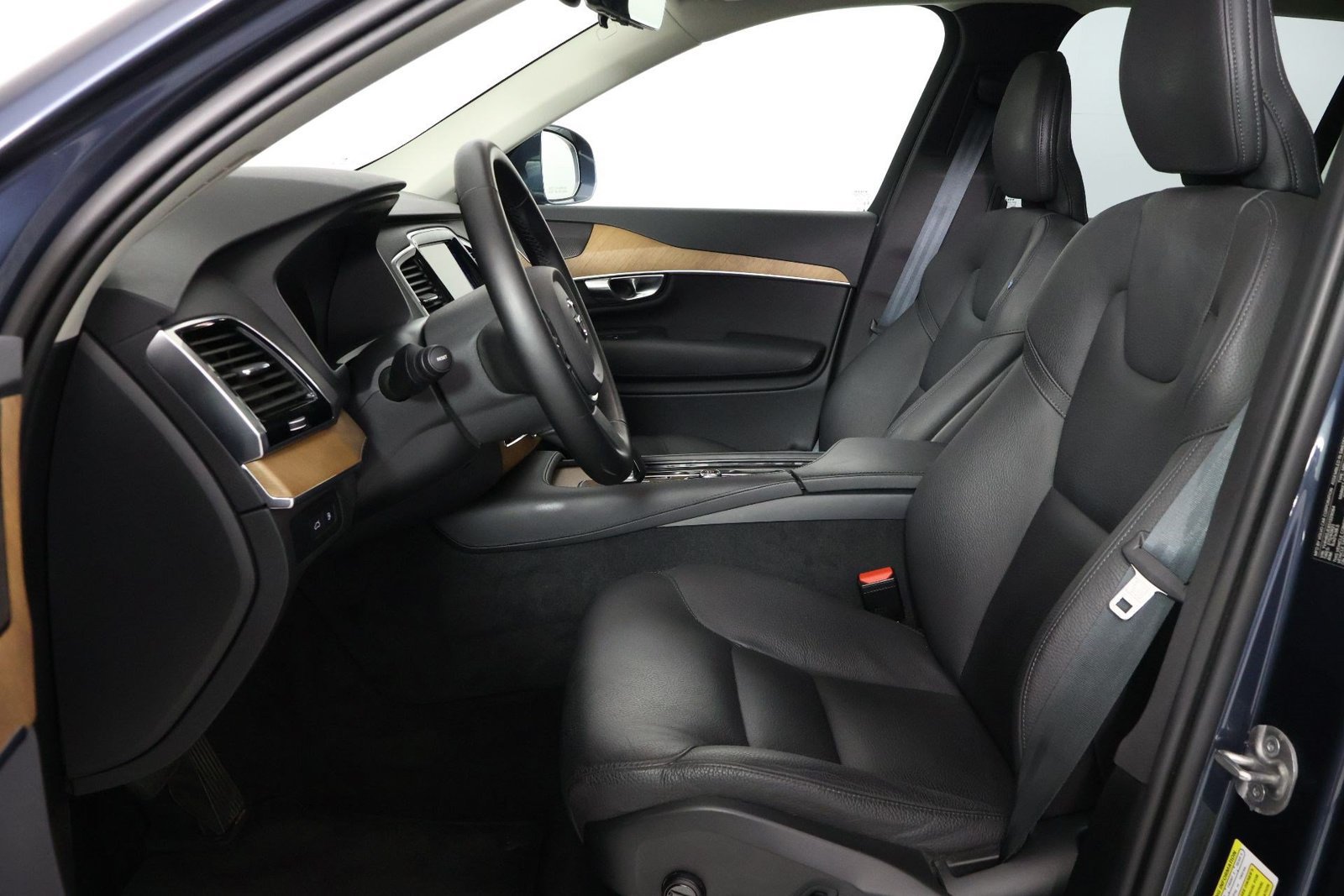 Used 2025 Volvo XC90 T8 Plus AWD/4WD image 31