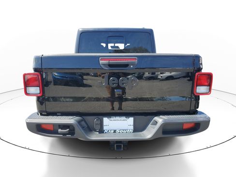 Used 2023 Jeep Gladiator Willys image 5