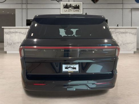 Used 2025 Lincoln Navigator Reserve image 4