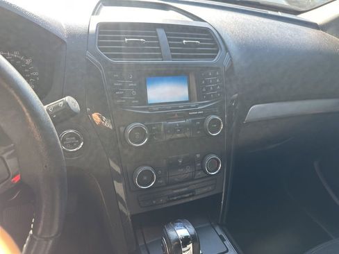 Used 2018 Ford Explorer XLT image 11
