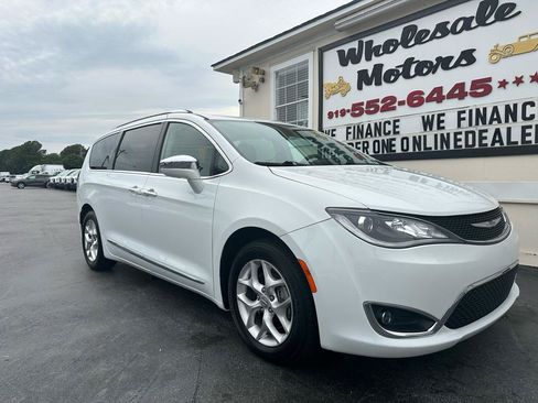 Used 2020 Chrysler Pacifica Limited FWD image 6