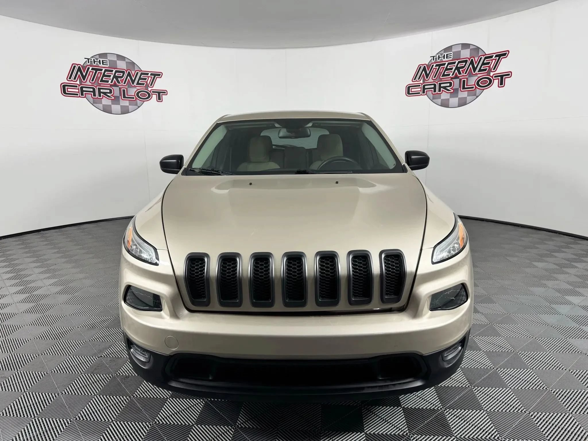 Used 2015 Jeep Cherokee Sport FWD image 2