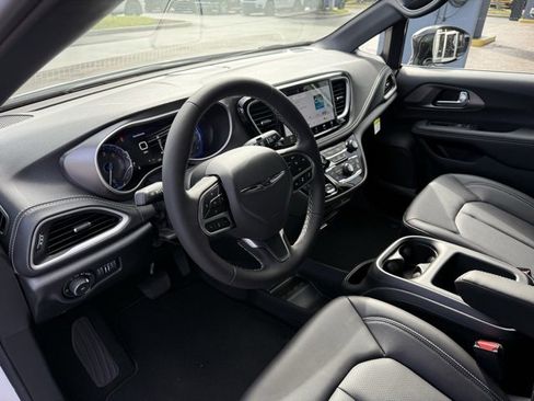 New 2026 Chrysler Pacifica Select image 13