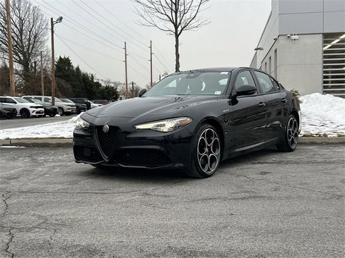Used 2023 Alfa Romeo Giulia Veloce image 1