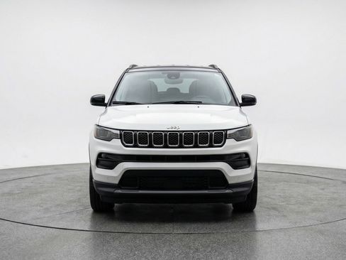 Used 2025 Jeep Compass Limited AWD/4WD image 2