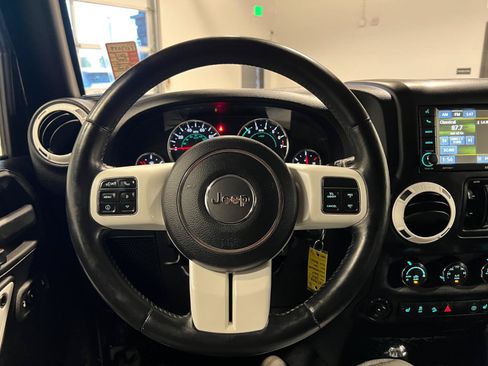 Used 2015 Jeep Wrangler Unlimited Sahara AWD/4WD image 11