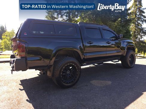 Used 2017 Toyota Tacoma TRD Sport AWD/4WD image 4