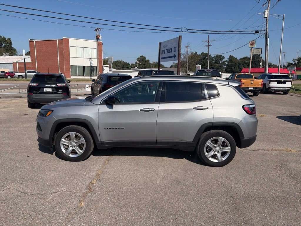 Used 2023 Jeep Compass Latitude w/ Convenience Group AWD/4WD image 3