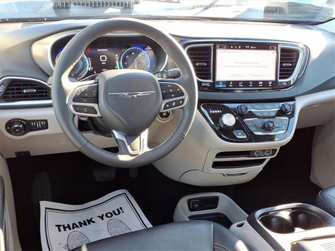 Used 2024 Chrysler Pacifica Touring-L image 6