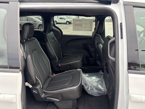 New 2026 Chrysler Pacifica Limited w/ S Appearance Package FWD image 31