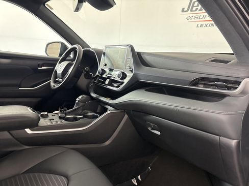 Used 2025 Toyota Highlander XSE AWD/4WD image 33