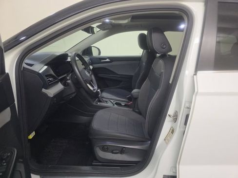 Used 2023 Volkswagen Taos SE w/ Panoramic Sunroof Package FWD image 3