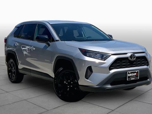 Used 2022 Toyota RAV4 LE FWD image 3