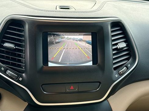 Used 2019 Jeep Cherokee Latitude w/ Popular Appearance Group FWD image 13