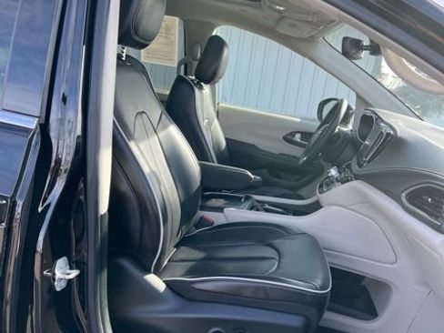 Used 2024 Chrysler Pacifica Limited FWD image 36