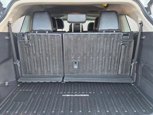 Used 2023 Toyota Highlander XLE FWD image 6